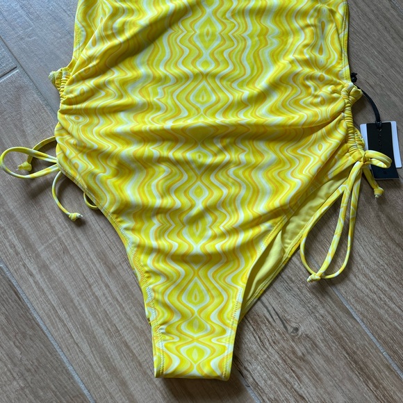 KENDALL & KYLIE nwt yellow swirl low back ruched side once piece swimsuit - Picture 4 of 9